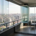 Apartman balkonunda katlanır cam balkon sistemi